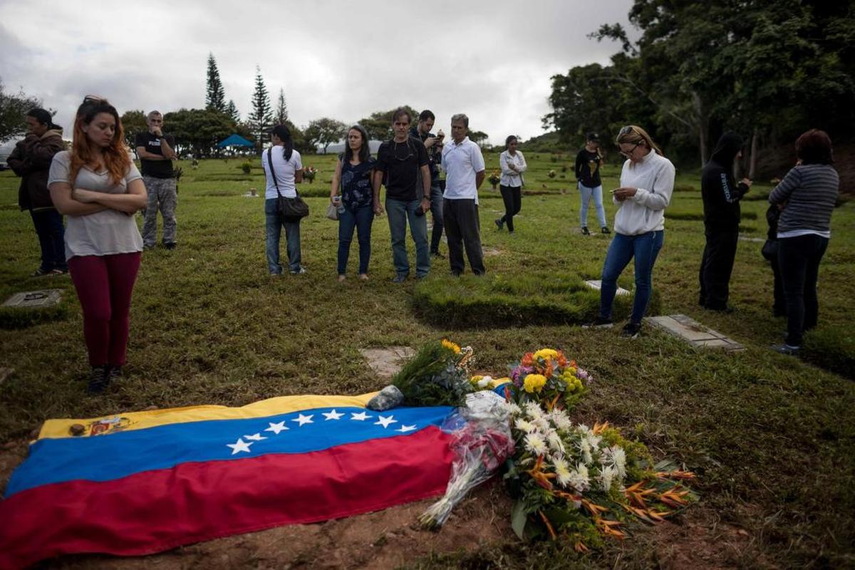 Parientes y simpatizantes del ex inspector de la Policía científica venezolana Óscar Pérez se reúnen el domingo 21 de enero de 2018, en el Cementerio del Este de Caracas (Venezuela) para honrar su memoria en el que fue enterrado por las autoridades con la presencia de solo dos de sus familiares.