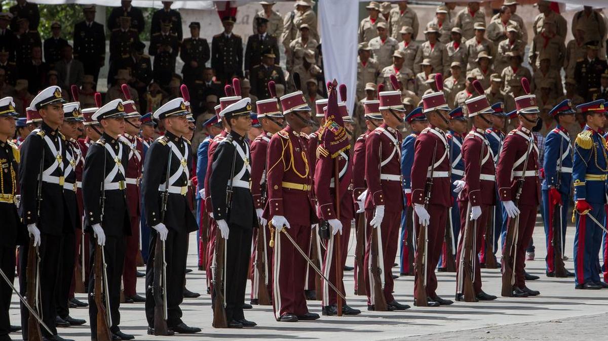 En un acto de desagravio en el Cuartel de la Montaña de Caracas, donde reposan los restos de Chávez, Padrino consideró, acompañado de decenas de cargos militares y soldados, además del Gobierno en pleno, “un ultraje a la FANB, al honor militar y a la patria toda” la retirada de las imágenes.