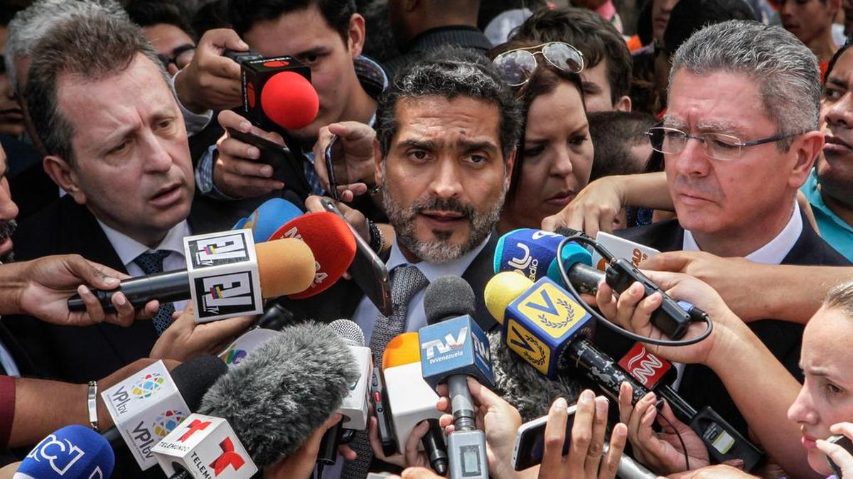 Juan Carlos Gutiérrez (c), abogado líder del equipo defensor de Leopoldo López, durante una rueda de prensa en Caracas, Venezuela. Foto de archivo.