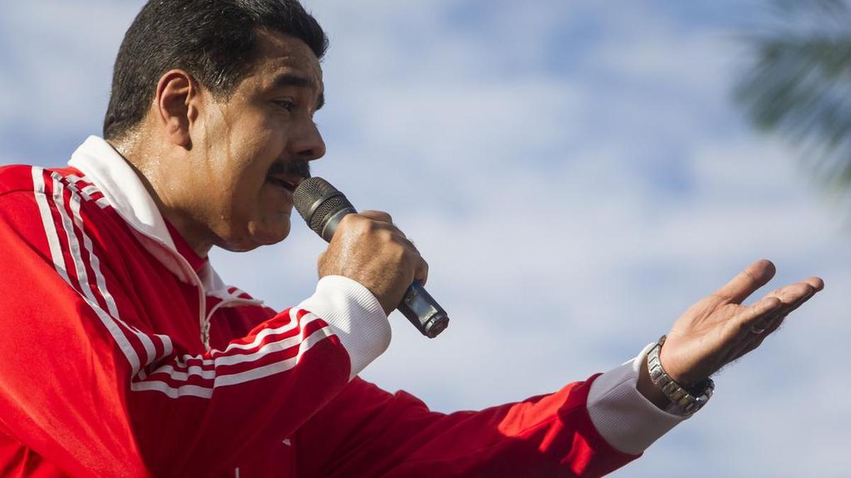 El presidente venezolano Nicolás Maduro habla ante un grupo de seguidores en las inmediaciones del palacio presidencial este martes 15 de diciembre del 2015, en la ciudad de Caracas (Venezuela).