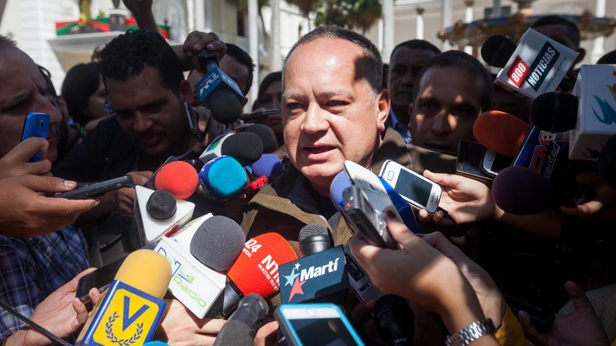 El diputado del partido socialista unido de venezuela (PSUV) Diosdado Cabello declara a periodistas en la entrada del hemiciclo de sesiones hoy, martes 12 de enero de 2016, en la AN de Caracas.