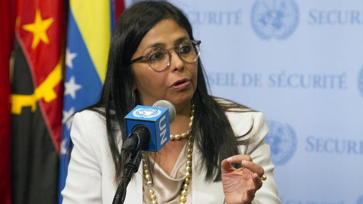 La canciller venezolana Delcy Rodríguez habla con la prensa el lunes 15 de febrero de 2016, luego de la sesión del Consejo de Seguridad de las Naciones Unidas.