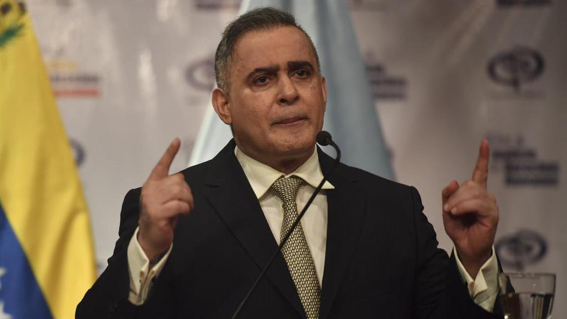 El fiscal venezolano Tarek William Saab hace un gesto al dirigirse a la prensa en el edificio del fiscal en Caracas, el 14 de febrero de 2019. -