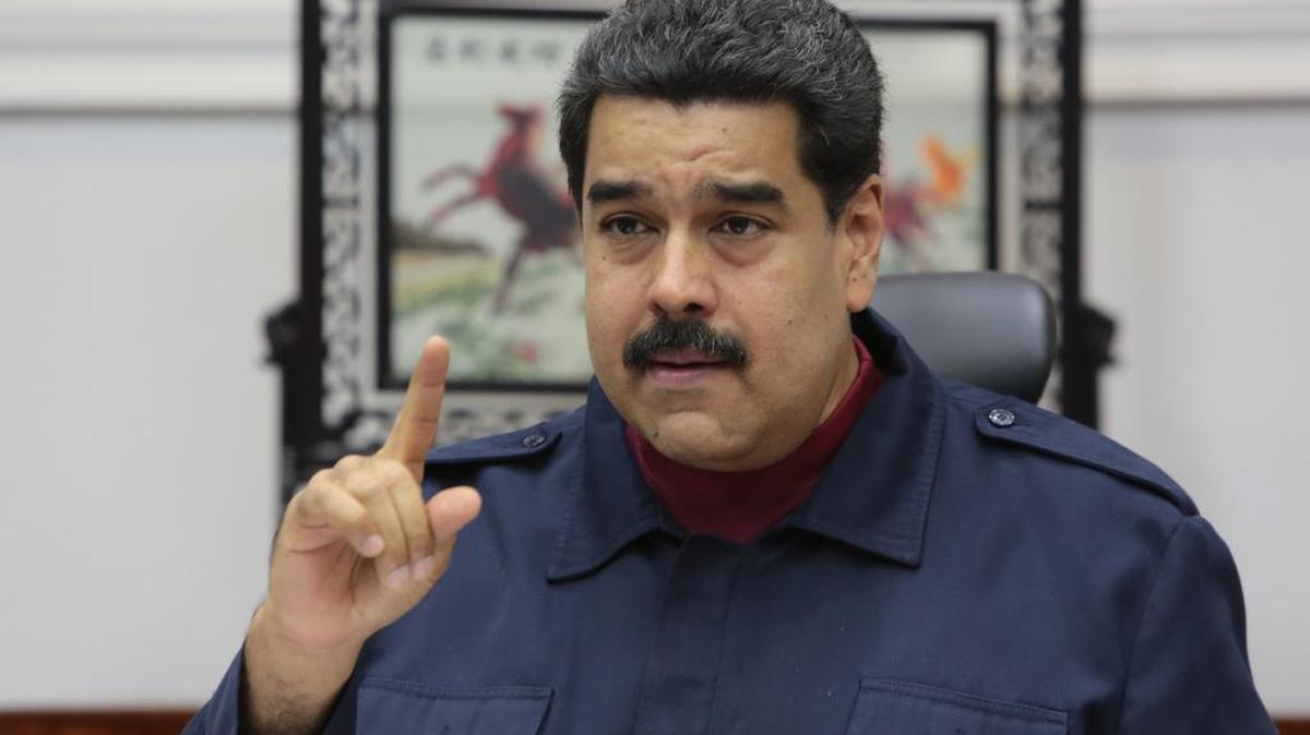 Fotografía cedida por el Palacio de Miraflores donde se observa al presidente de Venezuela Nicolás Maduro durante un consejo de ministros con su gabinete ejecutivo el 23 de marzo del 2016, en la ciudad de Caracas (Venezuela).