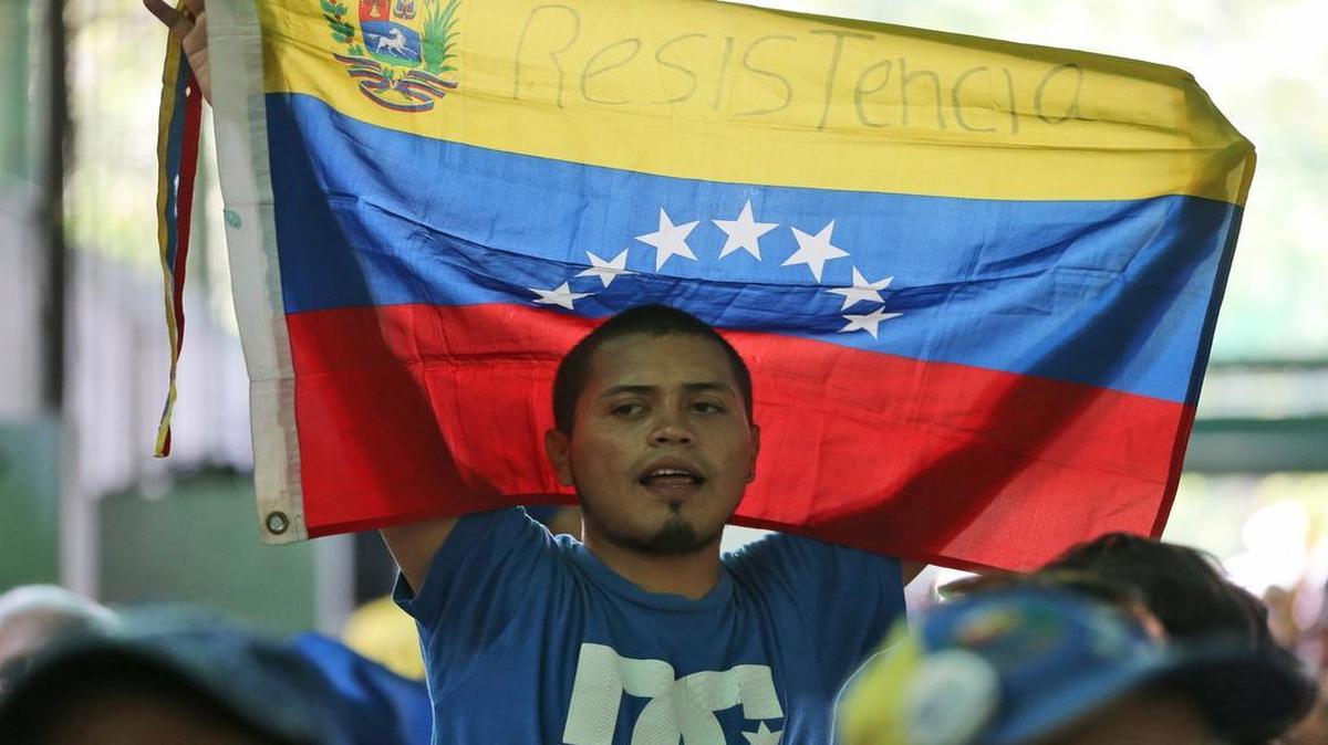 Un manifestante enarbola una bandera de Venezuela durante una protesta de la oposición en Caracas el 26 de septiembre del 2016.