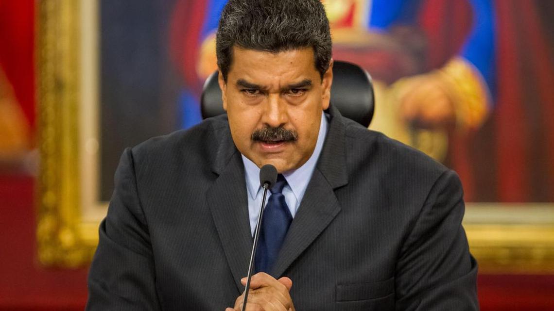 El presidente de Venezuela, Nicolás Maduro, habla durante una rueda de prensa con medios de comunicación internacionales el 18 de enero de 2017, en Caracas.