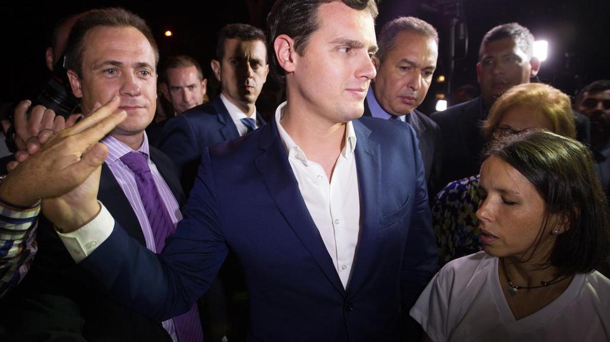 El líder del partido español Ciudadanos, Albert Rivera (c), llega a la residencia del alcalde metropolitano de Caracas en prisión Antonio Ledezma con la intención de visitarlo el 24 de mayo de 2016, en la ciudad de Caracas (Venezuela).