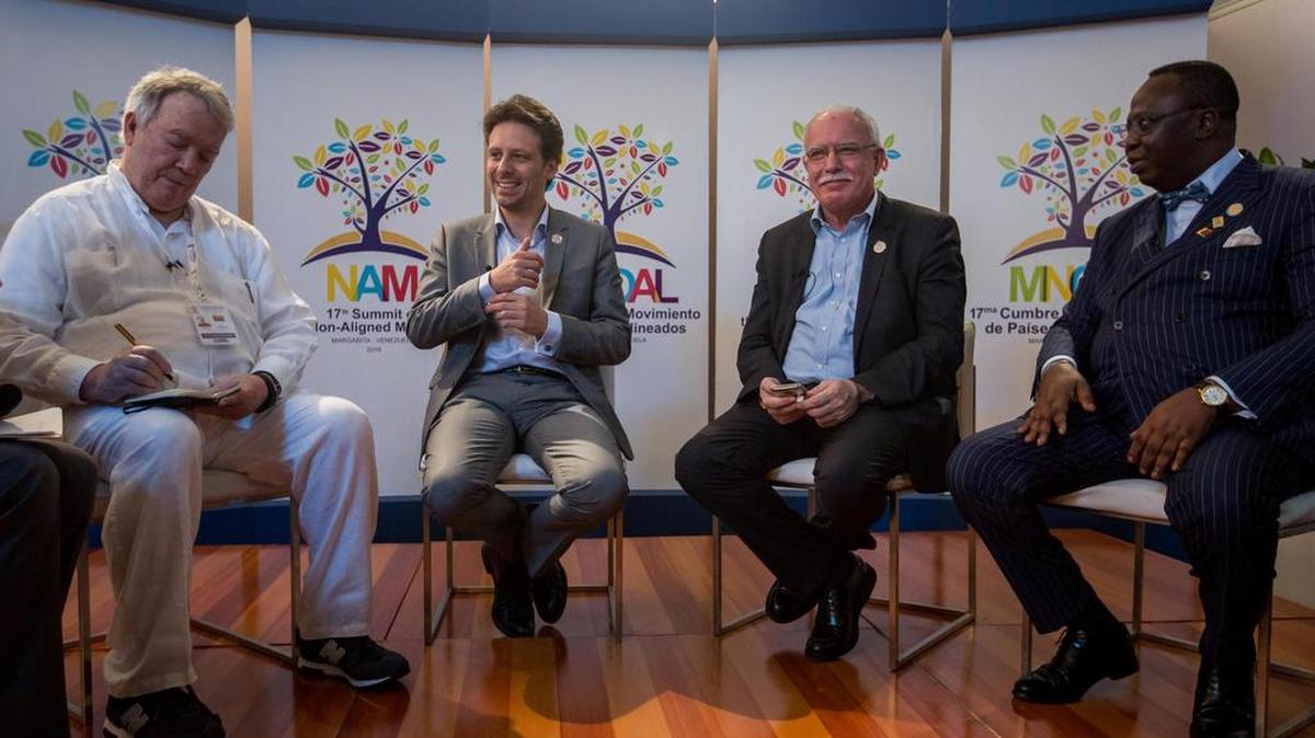 El diplomatico venezolano Roy Chaderton, el canciller de Ecuador, Guillaume Long; el canciller de Palestina, Riad al Malki (2-d); y el ministro de Exteriores de Gambia, Bala Garba Jahumpa (d), asisten este viernes 16 de septiembre del 2016, a la plenaria del Movimiento de países No Alineados (MNOAL) en Margarita (Venezuela).