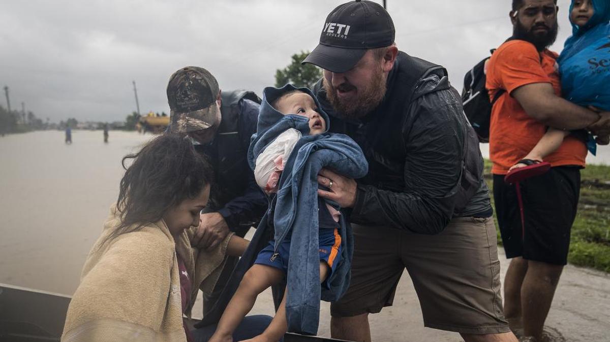 Glenda Montelongeo, Richard Martínez y sus dos hijos son rescatados el martes en Houston, Texas.