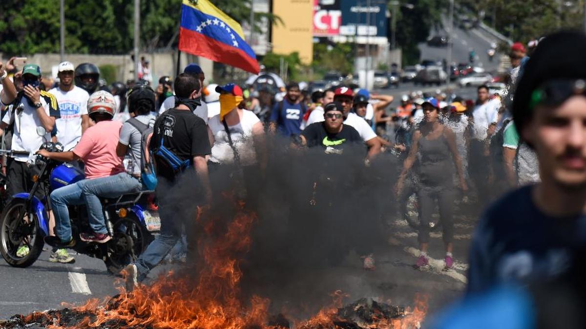 La policía antidisturbios y algunos miembros de la oposición se enfrentan durante una marcha en Caracas, el 1 de septiembre.