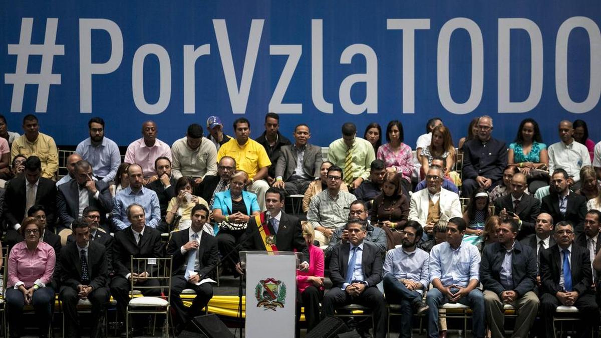 El gobernador del estado venezolano de Miranda, el opositor Henrique Capriles, participa en un acto político el 11 de octubre de 2017, en Caracas (Venezuela). Capriles se despidió de la administración pública, cuatro días antes de que se celebren unos comicios de gobernadores, en los que no pudo aspirar a la reelección por ser inhabilitado para ejercer cargos de elección popular.