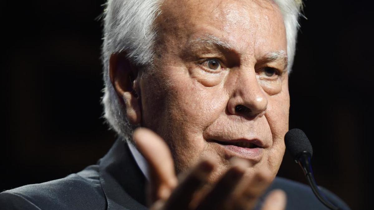 El expresidente del Gobierno español Felipe González lamentó que los votantes de Podemos no conozcan estas actuaciones que dan respaldo a un gobierno que “ha arruinado a un país que es imposible de arruinar porque no puede ser más rico”.