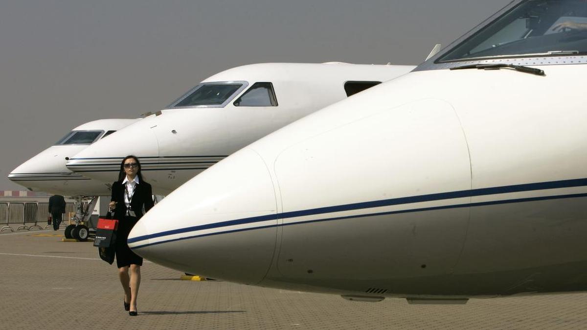 Una fotografía de archivo de una mujer caminando entre jets Gulfstream en Hong Kong el 6 de febrero de 2007.