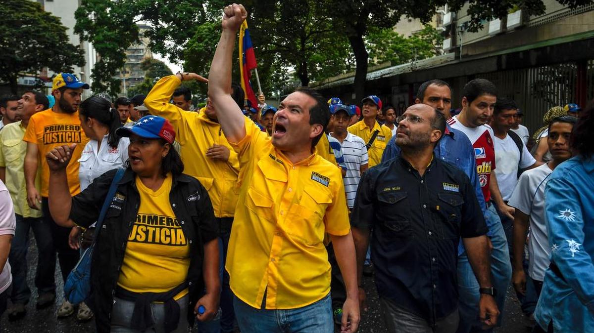 El diputado opositor Tomás Guanipa (centro) saluda a partidarios durante una protesta contra el gobierno de Nicolás Maduro, el 13 de abril de 2017 en Caracas, Venezuela.