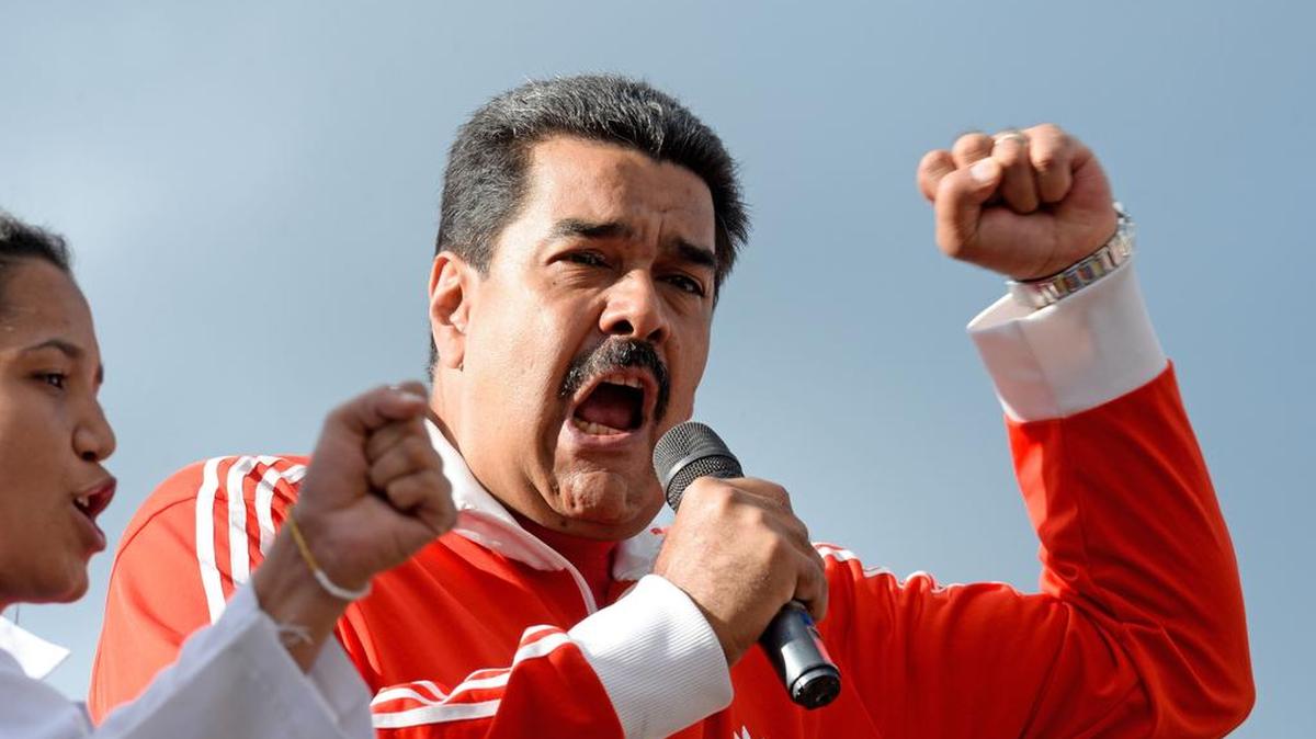 El mandatario venezolano Nicolás Maduro durante un discurso frente al Palacio presidencial de Miraflores en Caracas. 