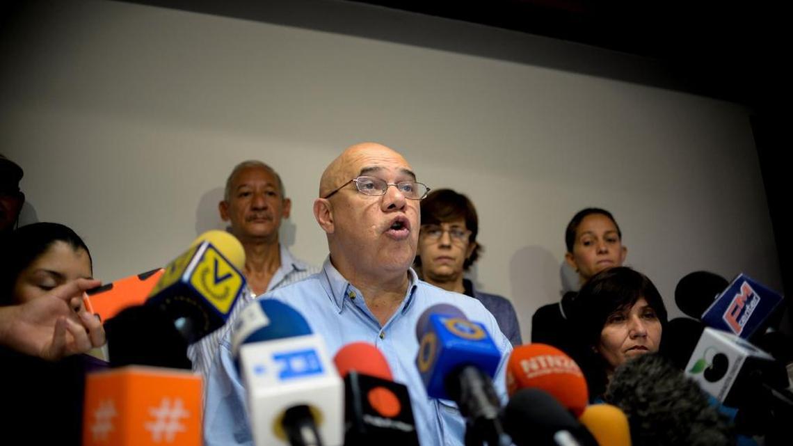 El secretario general de la coalición opositora Mesa de la Unidad Dedocrática (MUD), Jesus Torrealba (C), ofrece declaraciones a periodistas el viernes 30 de diciembre de 2016, en Caracas (Venezuela).