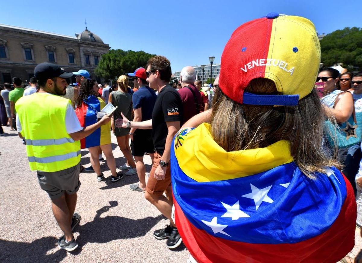 Cientos de venezolanos hicieron cola en el calor ardiente en Madrid este domingo para votar en una votación organizada por la oposición para medir el apoyo público en Venezuela para el plan del presidente Nicolás Maduro de reescribir la constitución.