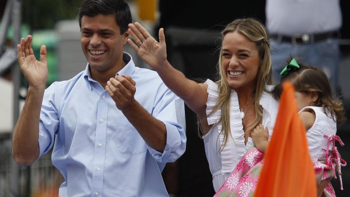 El líder opositor Leopoldo López, izquierda, y su esposa Lilian Tintori saludan a una multitud en una fotografía de archivo en Caracas, Venezuela, el sábado 24 de septiembre de 2011.