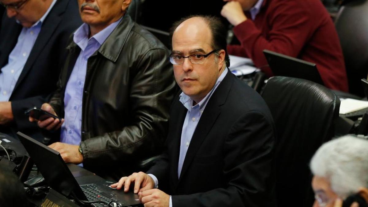 El congresista opositor Julio Borges (cen.), en la Asamblea Nacional en el 2015. 
