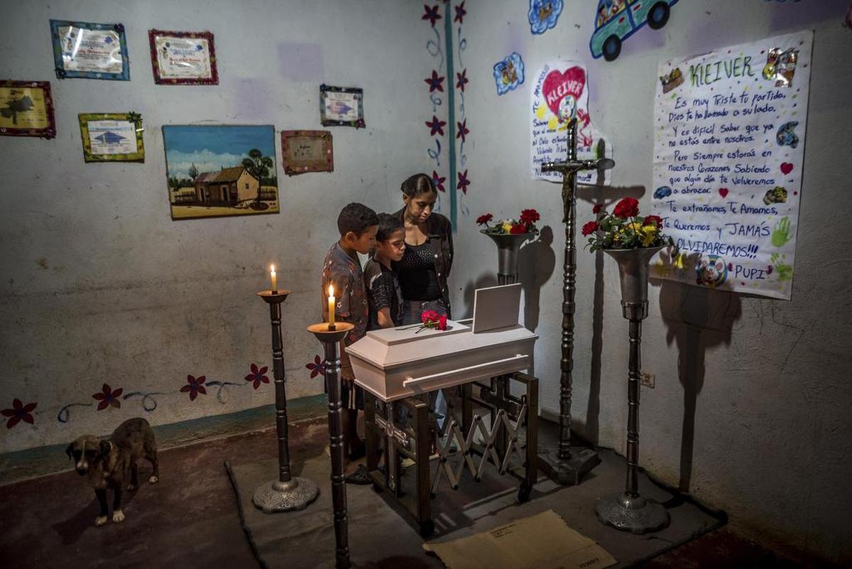 Familiares y amigos asisten al funeral de Kleiver Enrique Hernández, de 3 meses de edad, el 17 de agosto en Urdaneta, Venezuela.