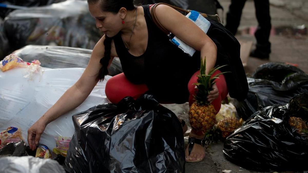 Venezuela viene registrando desde hace varios años la tasa más alta de inflación del planeta, y había alcanzado el primer puesto en el Índice de Penuria en el 2013.