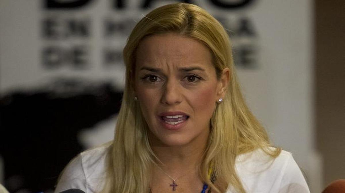 
Lilian Tintori, esposa del líder opositor preso Leopoldo López, habla durante una rueda de prensa sobre la situación de los opositores en huelga de hambre y de las próximas acciones de protesta hoy, jueves 4 de junio de 2015, en Caracas (Venezuela). 

