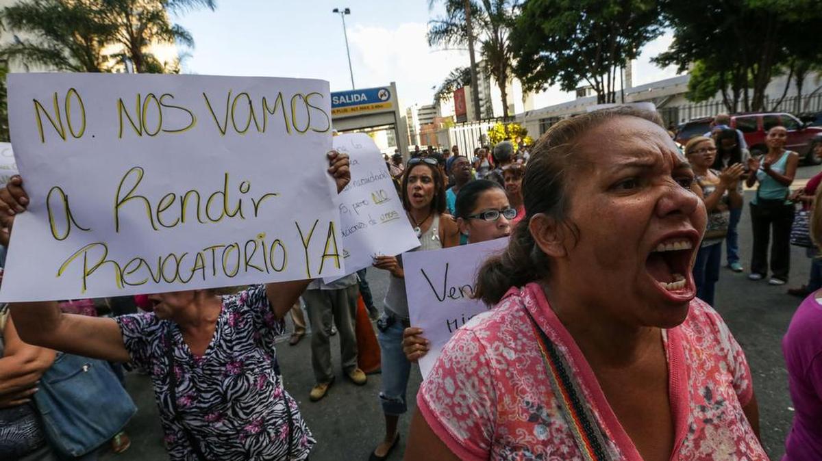 Manifestantes opositores protestan el viernes 21 de octubre de 2016, en Caracas (Venezuela).