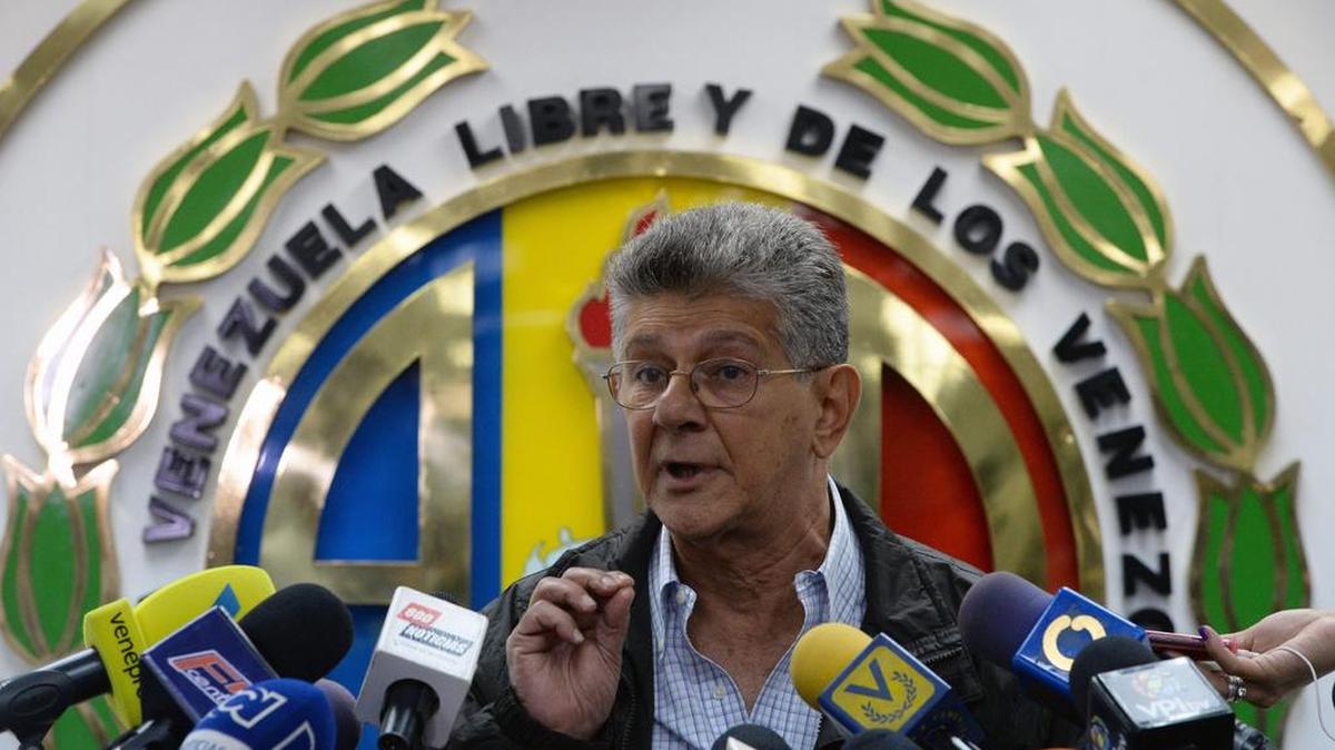 El secretario general de AD, Henry Ramos Allup ofrece una conferencia de prensa en Caracas el 24 de octubre de 2017.