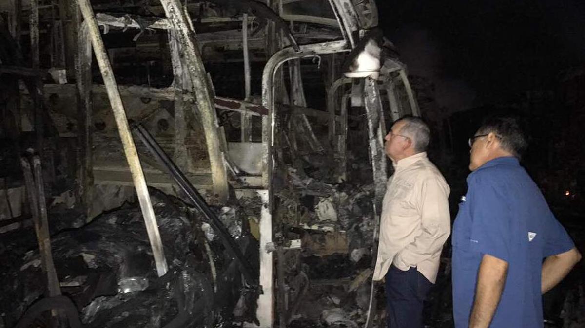 Foto compartida por el gobernador del estado Bolívar, Francisco Rangel, que muestra los autobuses de la empresa Transbolivar, quemados la noche del domingo.