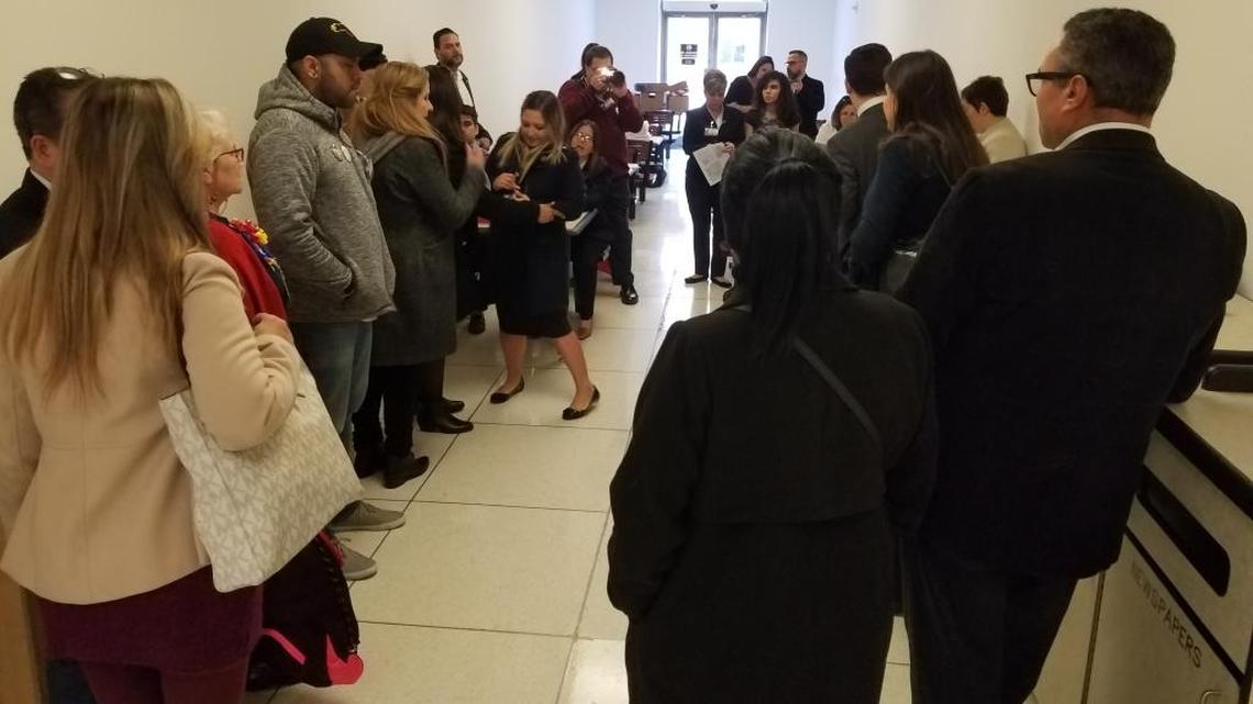 Activistas venezolanos viajaron el martes a Washington para abogar ante el Congreso la necesidad de intervenir militarmente en Venezuela. Más de 300 activistas visitaron la sede legislativa y entregaron cartas a representantes y senadores.