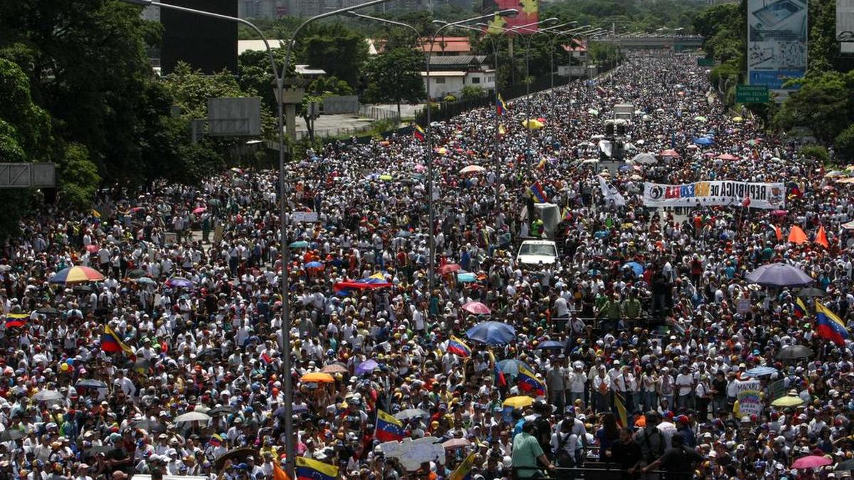 Miles de personas participan en una en una manifestación el sábado 20 de mayo de 2017, en Caracas, Venezuela. Las fuerzas de seguridad de Venezuela dispersaron con gases lacrimógenos una marcha opositora que pretendía movilizarse desde el este de Caracas hasta la sede del Ministerio de Interior, en el centro de la ciudad, órgano al que los opositores responsabilizan de la “represión” en las protestas.