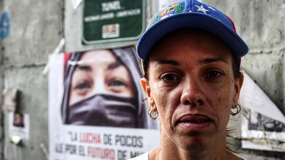 Zugeimar Armas en el lugar en el que mataron a su hijo Neomar Lander, de 17 años, en Caracas. 