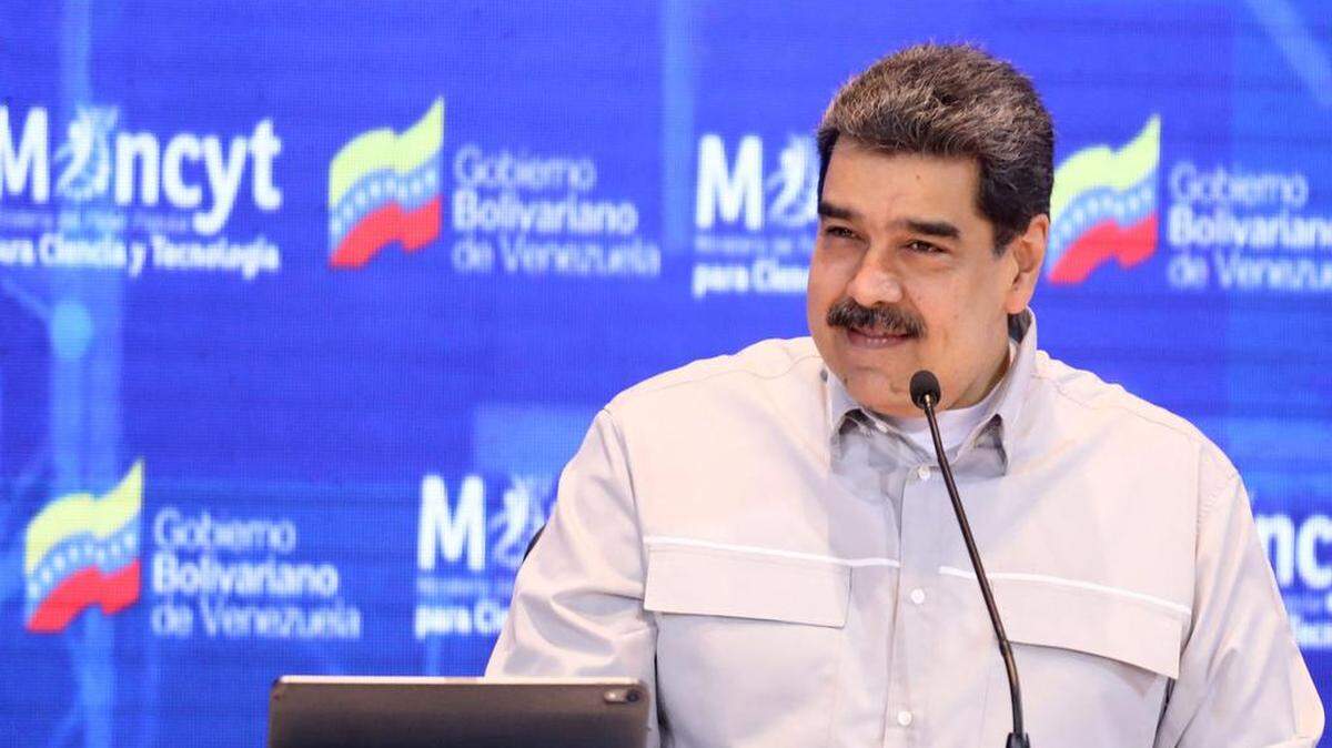 En esta imagen divulgada por la Presidencia venezolana, el presidente de Venezuela, Nicolás Maduro, pronuncia un discurso durante la ceremonia de entrega de los Premios Nacionales de Ciencia y Tecnología, en el Teatro Teresa Carreño de Caracas, el 22 de diciembre de 2021. Foto de ZURIMAR CAMPOS / Presidencia de Venezuela / AFP via Getty Images