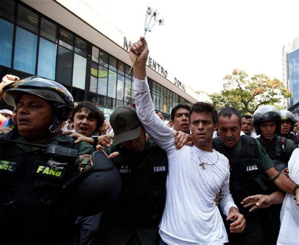 Archivo - En esta fotografía de archivo del 18 de febrero de 2014 el líder opositor venezolano Leopoldo López es escoltado por agentes de la Guardia Nacional Bolivariana en Caracas, Venezuela.