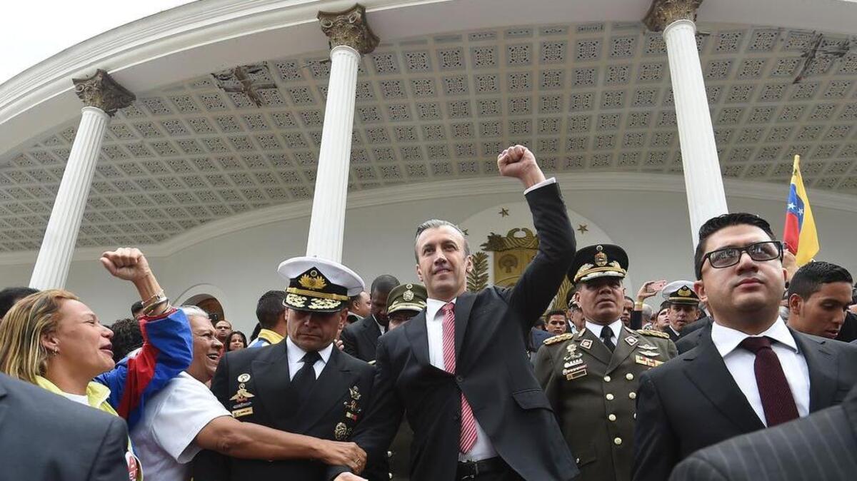 El vicepresidente venezolano Tareck El Aissami levanta el puño después de realizar una ceremonia por el Día de la Independencia en la sede de la Asamblea Nacional, el miércoles 5 de julio de 2017, en Caracas.