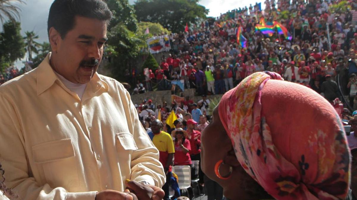 Fotografía cedida por prensa de Miraflores donde se observa al presidente venezolano, Nicolás Maduro, quien participa en un acto de gobierno el martes 21 de junio de 2016, en la ciudad de Caracas (Venezuela).