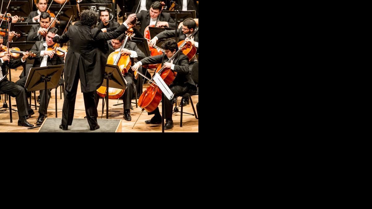 
El director venezolano Gustavo Dudamel (c) se presenta con los músicos de la Orquesta Sinfónica de Venezuela "Simón Bolivar" hoy, lunes 12 de enero de 2015, en el teatro Bozar de Bruselas (Bélgica). La orquesta se encuentra en una gira por Europa para celebrar los 40 años de la fundación del laureado Sistema de Orquestas Juveniles e Infantiles de Venezuela.
