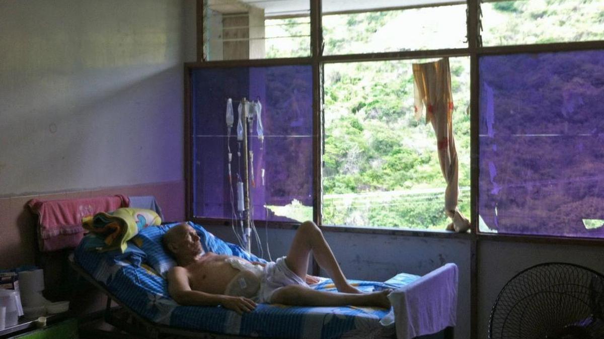 Un paciente descansa en una cama el el hospital Central de Maracay en esta foto de archivo.