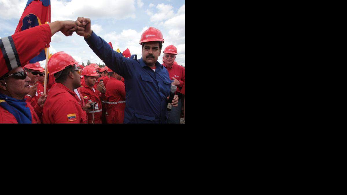 
Nicolás Maduro saluda a varios trabajadores de PDVSA durante una visita al Orinico en marzo del 2013.


