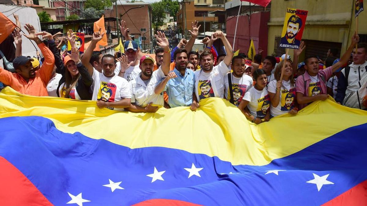 Los activistas de la oposición son detenidos por la policía antidisturbios a pocos kilómetros de la entrada de la penitenciaría Ramo Verde en Los Teques, a 30 kilómetros al este de Caracas, donde el líder de la oposición Leopoldo López está preso el 28 de abril de 2017.