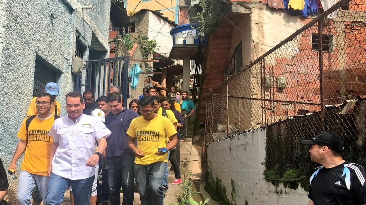 El diputado Tomás Guanipa recorrió el sector Calderón en El Valle en la ciudad de Caracas.