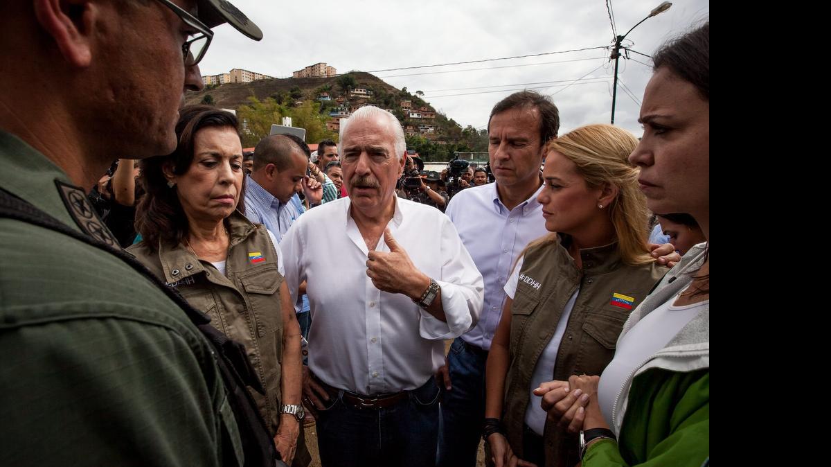 
 De derecha a izquierda, la ex diputada opositora venezolana María Corina Machado, la esposa del líder opositor Leopoldo López, Lilian Tintori, el ex presidente de Bolivia Jorge Quiroga, el ex presidente de Colombia Andrés Pastrana y la madre de Leopoldo Lopez, María Antonieta de López, llegan a la cárcel militar de "Ramo Verde" el viernes 29 de mayo de 2015, en la ciudad de Los Teques (Venezuela). 
