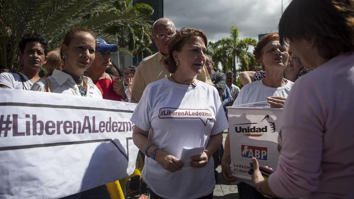 Mitzi Capriles (c), esposa del alcalde metropolitano de Caracas, Antonio Ledezma, asiste el martes 10 de noviembre de 2015, a la sede del Programa de las Naciones Unidas para el Desarrollo (PNUD), en donde también seguidores piden la excarcelaciòn de Ledezma, en Caracas (Venezuela).