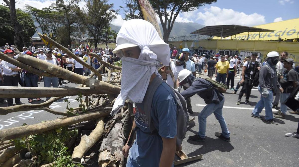 Opositores bloquean la autopista Francisco Fajardo el sábado en Caracas, Venezuela.