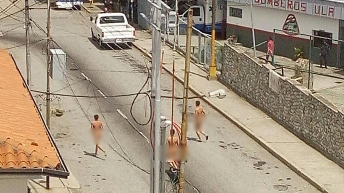 Fotografía que muestra al grupo de seminaristas desnudos por una calle de Mérida.