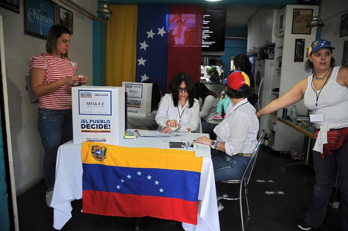 Ciudadanos venezolanos que viven en México, participan en un simbólico plebiscito convocado por la oposición venezolana sobre el proyecto del presidente Nicolas Maduro de una futura asamblea constituyente, el 16 de julio de 2017.