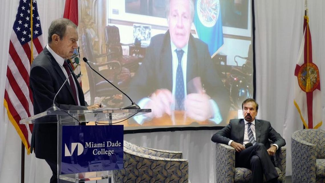 El periodista Andres Oppenheimer durante una conversación el Secretario General de la OEA, Luis Almagro y Jorge Perez, Chairman and CEO de Related Group, sobre la Cumbre de las Américas del próximo 13 de Abril, en evento con la participación del Secretario General de la OEA, Almagro, y el canciller de Perú, Néstor Popolizio, en el recientoo Wolfson de Miami-Dade College el viernes, 6 de abril del 2018.