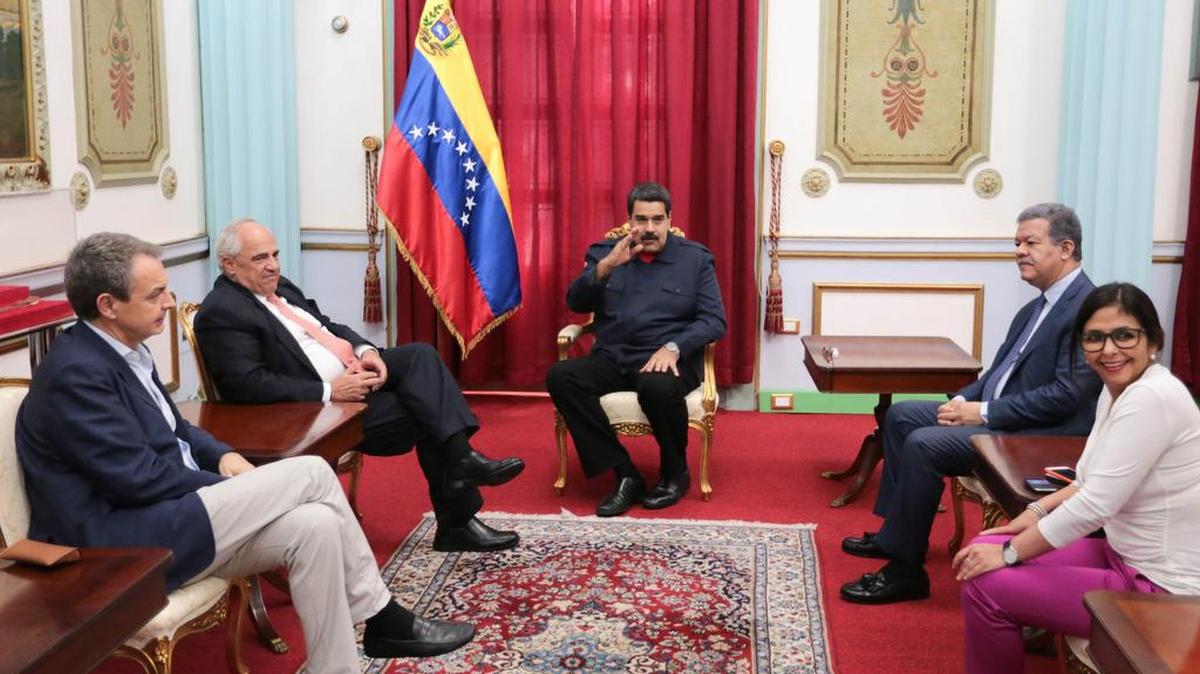 Fotografía cedida por la Presidencia de Venezuela hoy, jueves 21 de julio de 2016, de el presidente de Venezuela, Nicolás Maduro (c), junto al expresidente de Colombia y secretario general de la Unasur, Ernesto Samper (2i); el exjefe del Gobierno español, José Luis Rodríguez Zapatero (i); el expresidente de República Dominicana, Leonel Fernández (2d) y la ministra de Relaciones Exteriores de Venezuela, Delcy Rodríguez, durante una reunión en el Palacio de Miraflores en Caracas (Venezuela). El presidente de Venezuela, Nicolás Maduro, se reunió hoy en el Palacio de Miraflores con el secretario general de la Unión de Naciones Suramericanas (Unasur), Ernesto Samper, y con los tres expresidentes designados como mediadores para buscar un posible diálogo con la oposición en el país.