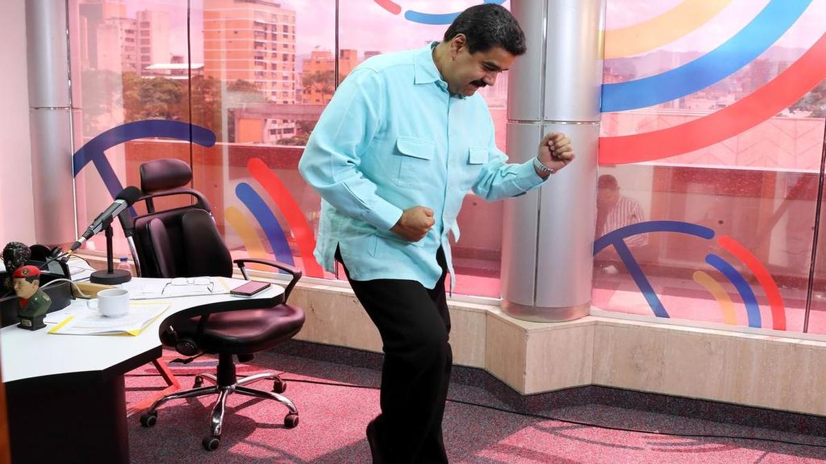 El gobernante venezolano Nicolás Maduro ensaya unos pasillos de baile en un programa radial transmitido el mismo día que la Asamblea decidió posponer su juicio.