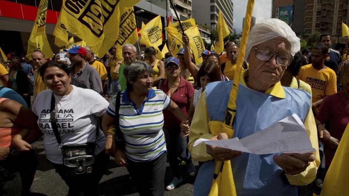 Las manifestaciones por la escasez de los artículos vitales son continuas, la inflación es incontrolable y el crimen rampante.
